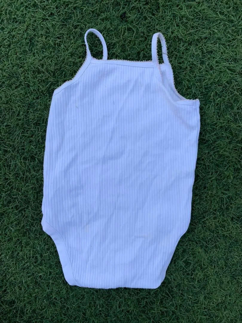 Sleeveless white bodysuit size 0-6months